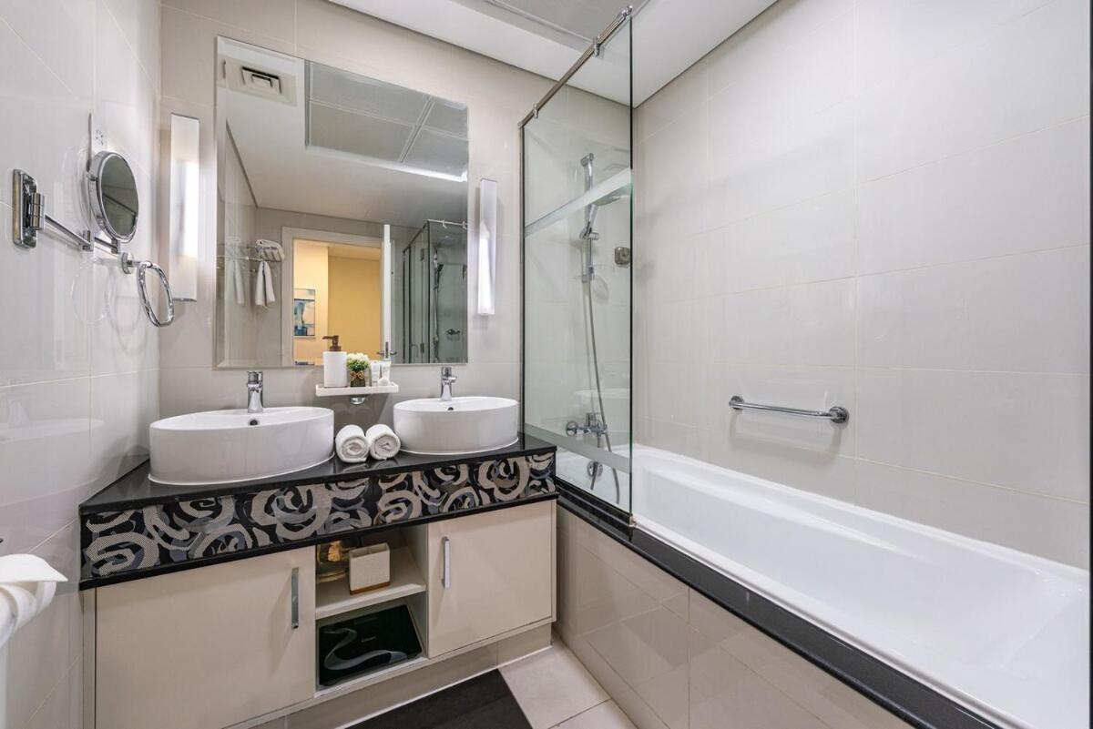 2min To Mall - Pool, Gym, Sauna - Full Burj View Apartment *